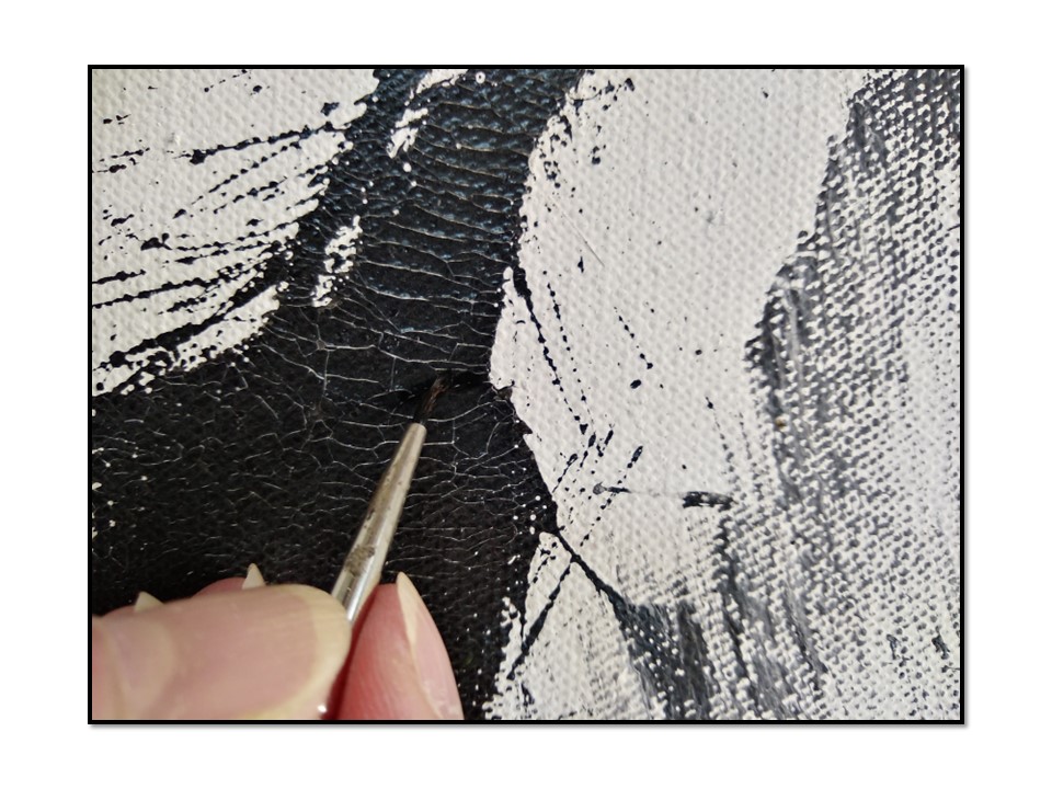 Réintégration picturale d'une huile sur toile présentant des craquelures altérant la lisibilité du pigment noir