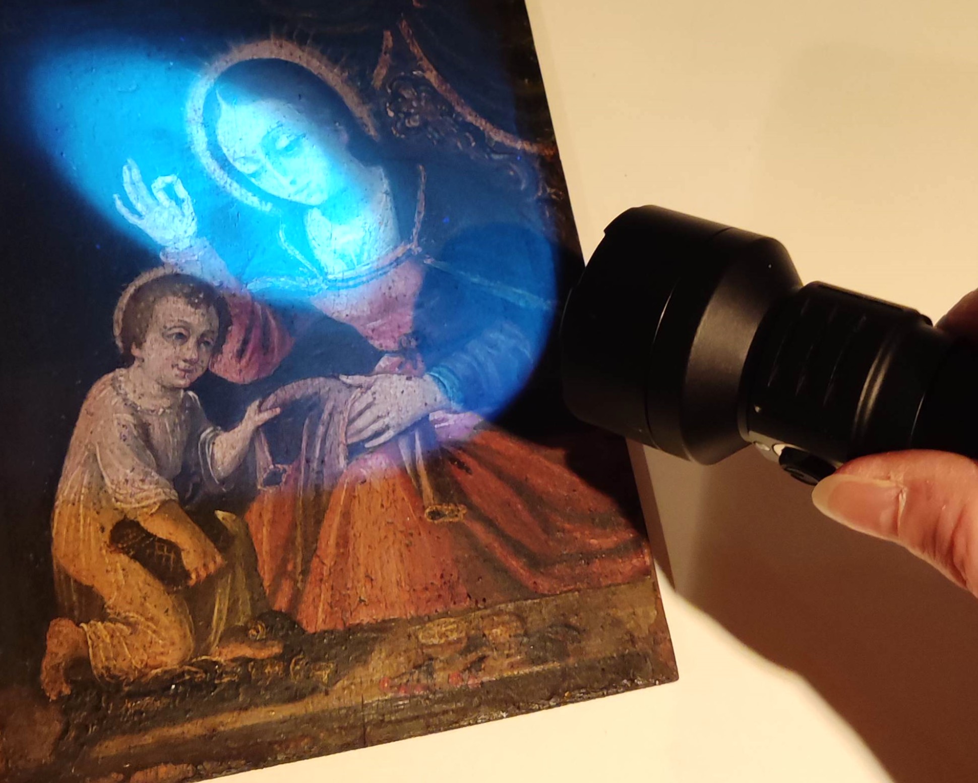 Examen d'un tableau au microscope