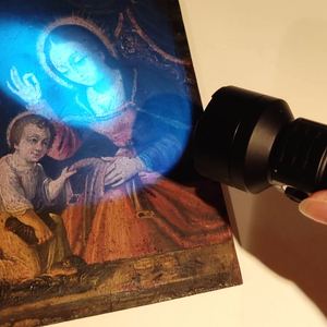 Examen d'un tableau au microscope